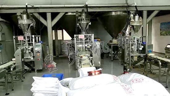 表面活性劑自動包裝機-水質(zhì)改良劑包裝機應(yīng)用現(xiàn)場